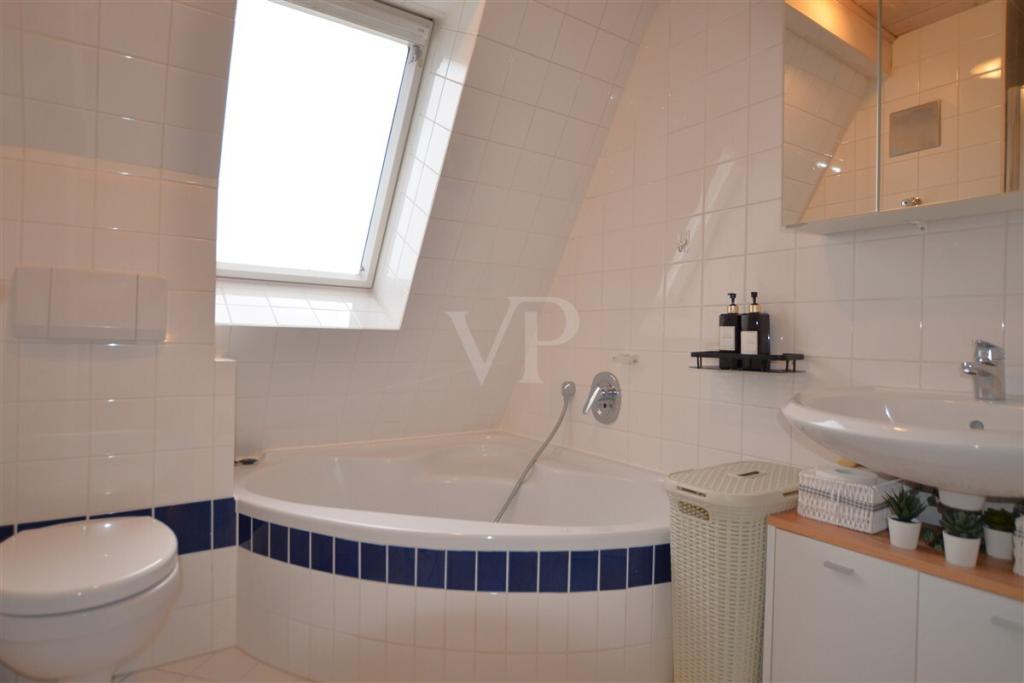 Bad mit Dusche und Badewanne