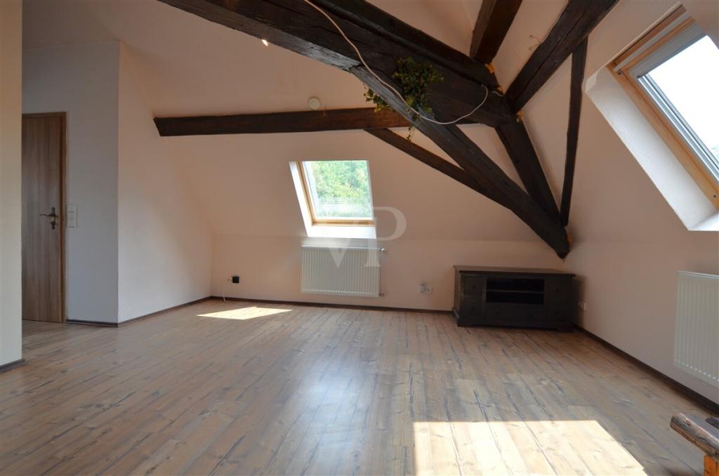 Möblierte 2-Zimmer-Dachgeschosswohnung mit Spitzboden und Stellplatz - Photo 3