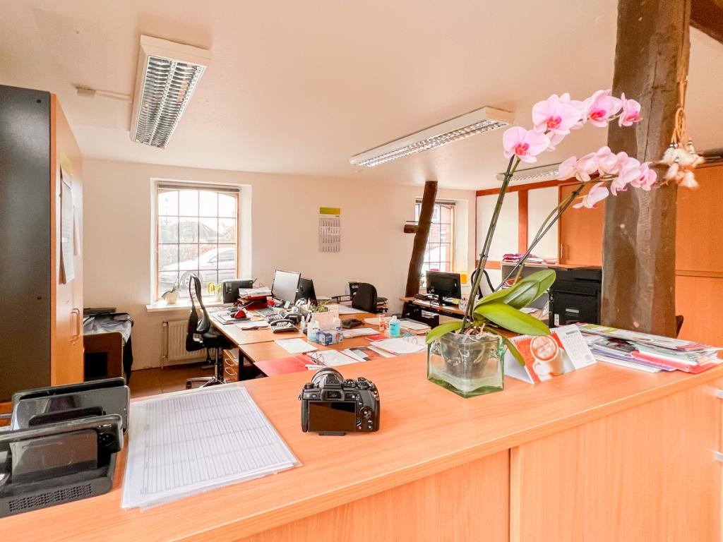 Büro möbliert