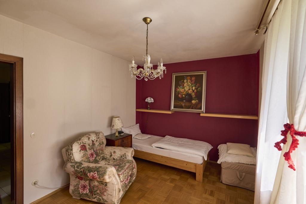 Zimmer links im Ergeschoss