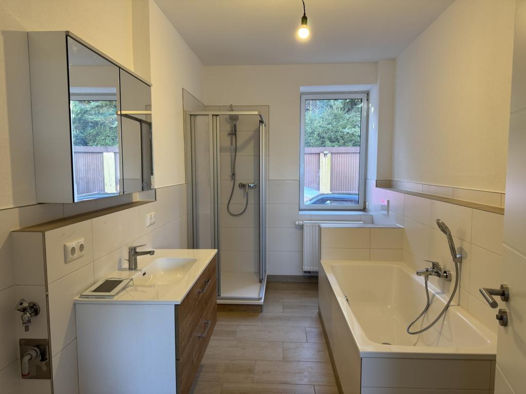 Erstbezug nach Sanierung! Attraktive Familienwohnung mit Terrasse, Garage und Gartenbereich - Photo 4