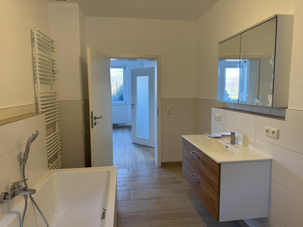 Erstbezug nach Sanierung! Attraktive Familienwohnung mit Terrasse, Garage und Gartenbereich - Photo 3
