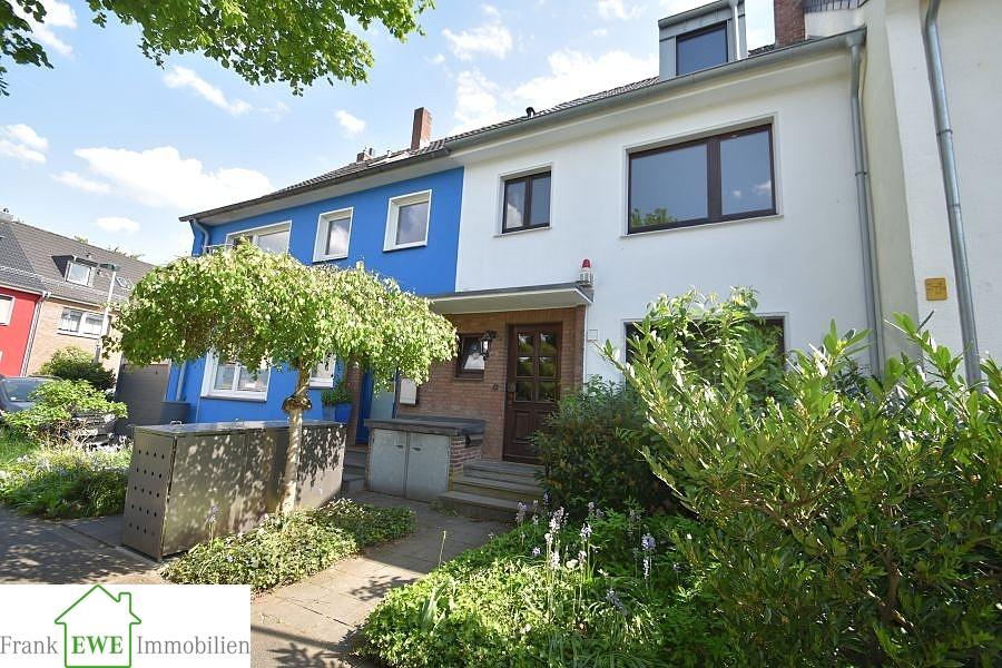 Hausansicht vorne, Einfamilienhaus mit Garage, Kauf in Düsseldorf Hassels, Frank Ewe Immobilienmakler
