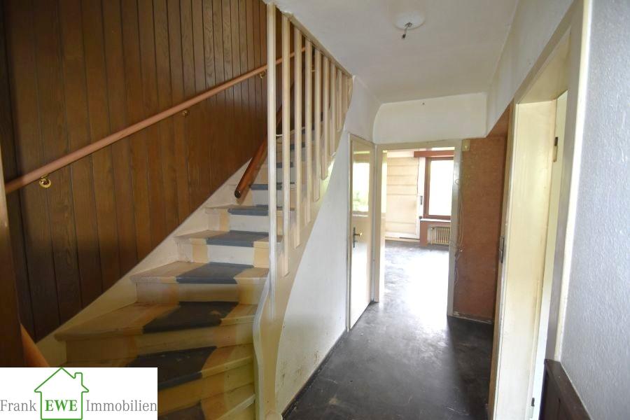 Treppe EG, Einfamilienhaus mit Garage zum Kauf in Düsseldorf Hassels, Frank Ewe Immobilien Düsseldorf