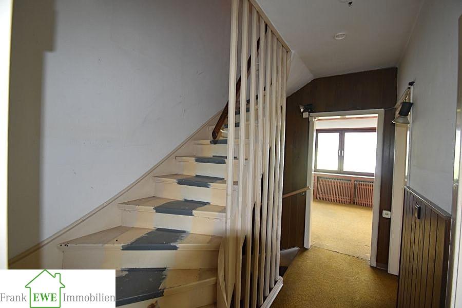 Treppe 1. OG, Einfamilienhaus mit Garage zum Kauf in Düsseldorf Hassels, Frank Ewe Immobilienmakler