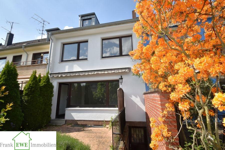 Hausansicht hinten, Einfamilienhaus mit Garage, Kauf in Düsseldorf Hassels, FRank Ewe Immobilienmakler