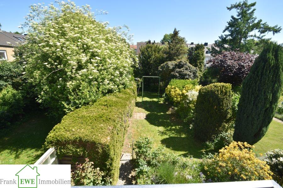 Blick in Garten von Balkon Frank Ewe Immobilienmakler Düsseldorf Benrath