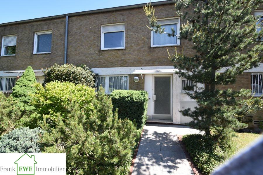 Straßenansicht Einfamilienhaus Benrath Frank Ewe Immobilienmakler