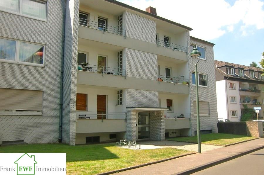 Hausansicht, Appartement mit Küche und Balkon zum Kauf n Düsseldorf Holthausen, Frank Ewe Immobilienmakler