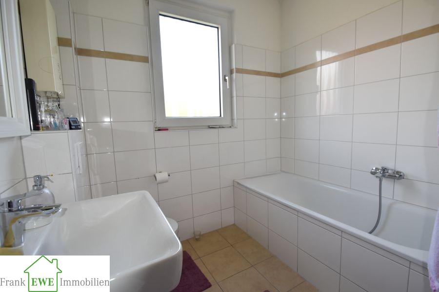 Bad 1. OG, Mehrfamilienhaus zum Kauf in Düsseldorf Wersten, Frank Ewe Immobilienmakler Düsseldorf Hassels,