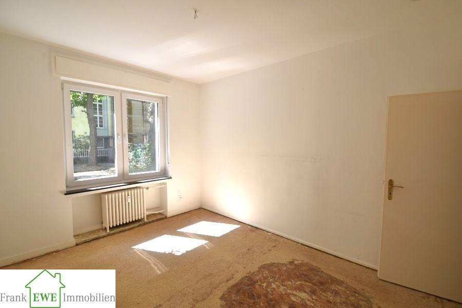 Schlafzimmer EG, Mehrfamilienhaus zum Kauf in Düsseldorf Hassels, Frank Ewe Immobilienmakler Düsseldorf Hassels