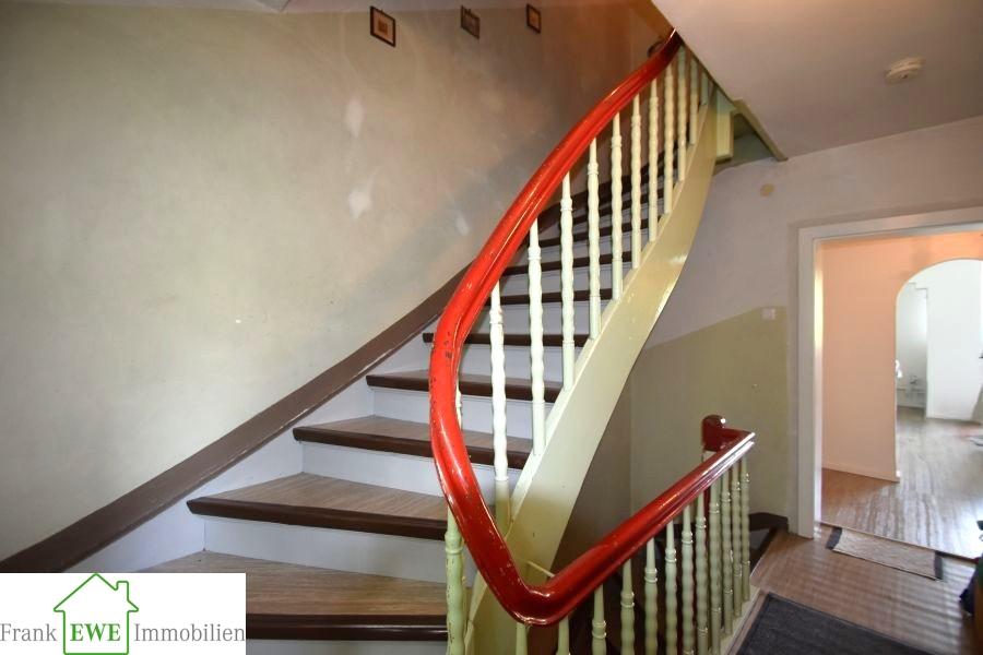 Treppenhaus, Mehrfamilienhaus zum Kauf in Düsseldorf Wersten, Frank Ewe Immobilienmakler Düsseldorf Hassels