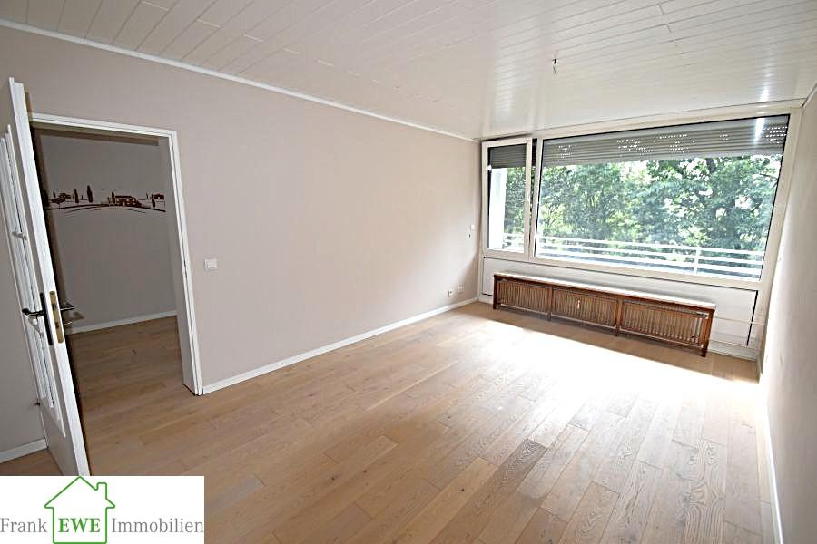 Wohnzimmer, 3-Zimmer-Wohnung mit Balkon zum Kauf in Düsseldorf Garath