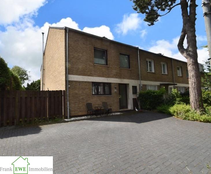 Hausansicht, Einfamilienhaus mit Garage zum Kauf in Düsseldorf Benrath, Frank Ewe Immobilienmakler Düsseldorf