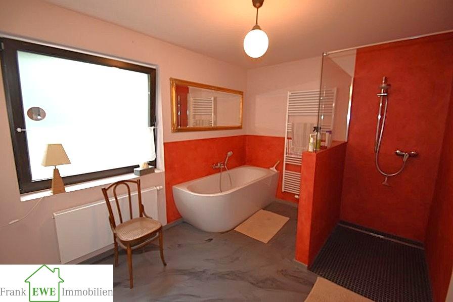 Bad 1. OG, Einfamilienhaus mit Garage zum Kauf Düsseldorf Benrath, Frank Ewe Immobilien, Düsseldorf Hassels