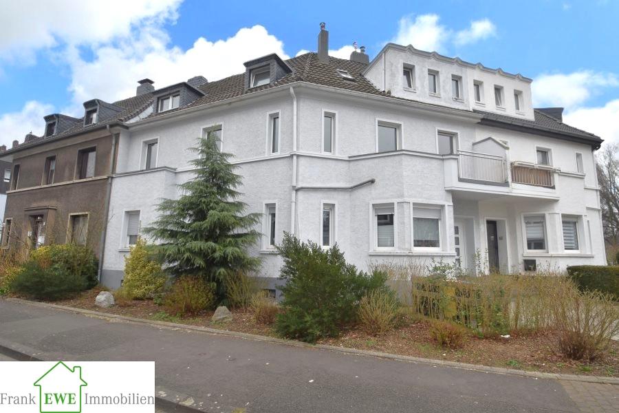Hausansicht Vorderseite, Zweifamilienhaus mit Ausbaureserve, Kauf in Düsseldorf Wersten, Frank Ewe Immobilienmakler