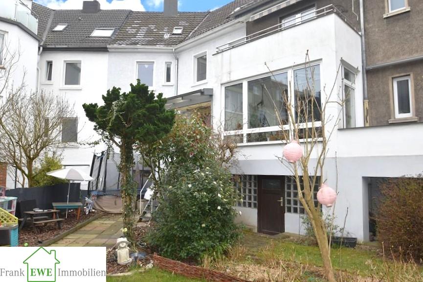 Hausansicht Rückseite, Zweifamilienhaus mit Ausbaureserve, Kauf in Düsseldorf Wersten, Frank Ewe Immobilienmakler