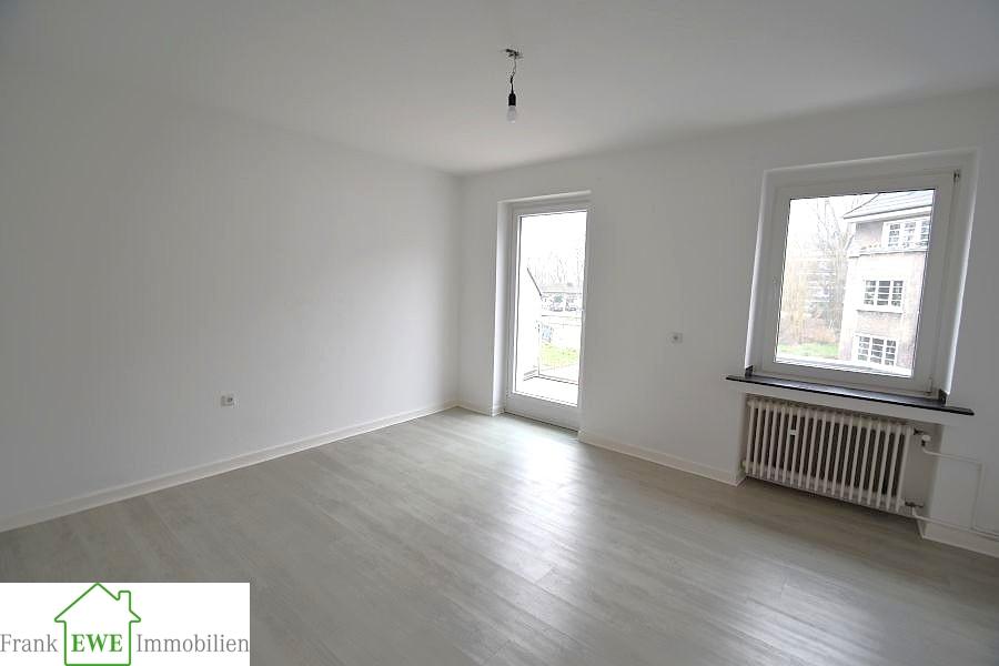 Wohnzimmer 1.OG, 2-Familienhaus mit Ausbaureserve , Kauf Düsseldorf Wersten, Frank Ewe Immobilienmakler Düsseldorf