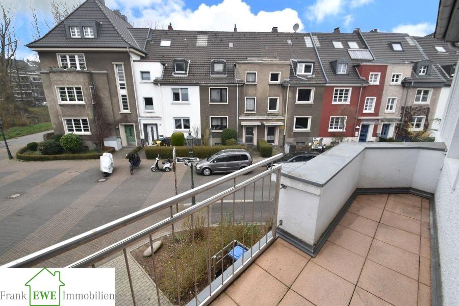 Balkon 1.OG., Zweifamilienhaus mit Ausbaureserve, Kauf Düsseldorf Wersten, Frank Ewe Immobilienmakler Düsseldorf