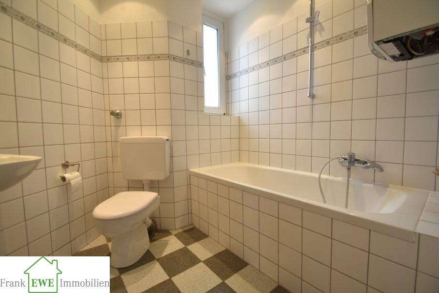 Wannenbad 1.OG, Zweifamilienhaus mit Ausbaureserve, Kauf in Düsseldorf Wersten, Frank Ewe Immobilien Düsselsdorf