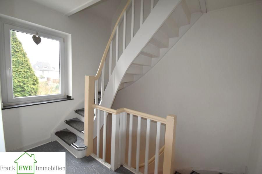 Treppenhaus, Zweifamilienhaus mit Ausbaureserve, Kauf in Düsseldorf Wersten, Frank Ewe Immobilienmakler Düsseldorf