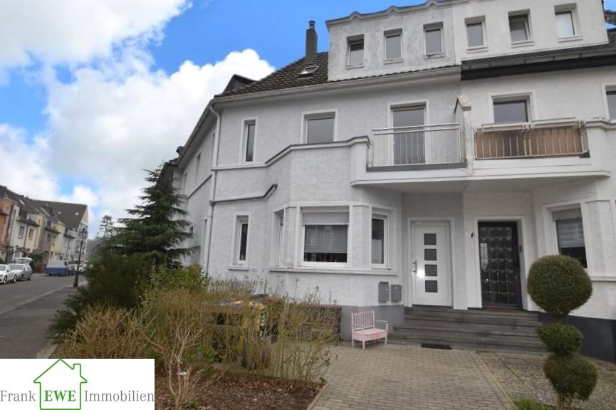 Hausansicht Vorderseite; Zweifamilienhaus mit Ausbaureserve, Kauf in Düsseldorf Wersten, Frank Ewe Immobilienmakler