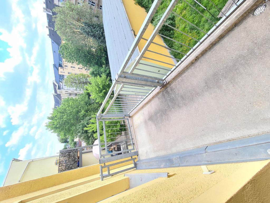 Küche mit Balkon (3)