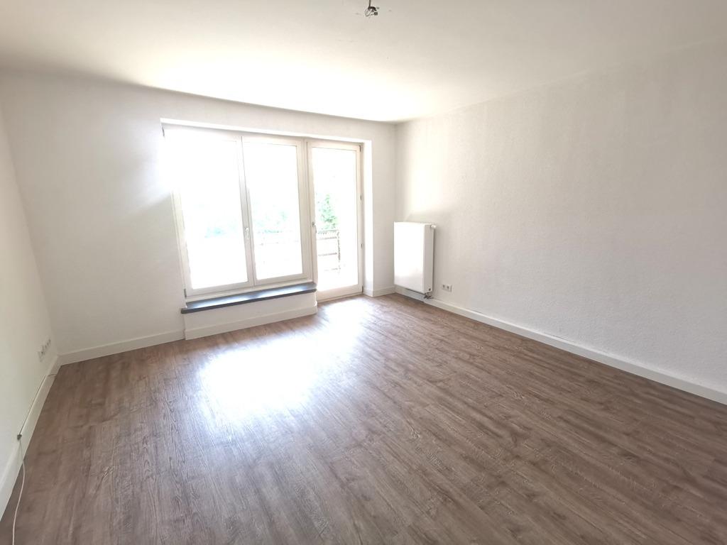 5 Wohnzimmer mit Balkon (1).jpg