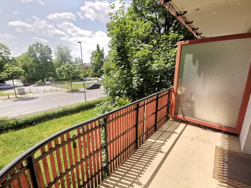5 Wohnzimmer mit Balkon (2).jpg
