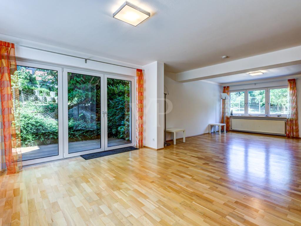 Essbereich mit Zugang zur Terrasse