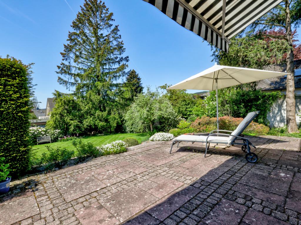 Terrasse mit Zugang in den Garten (EG)