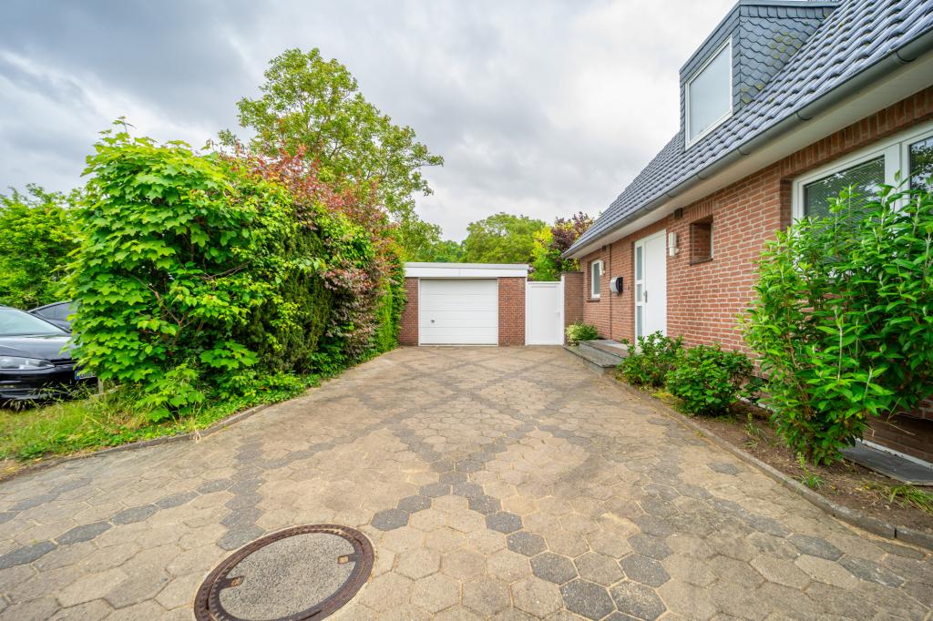 Auffahrt und Garage 1