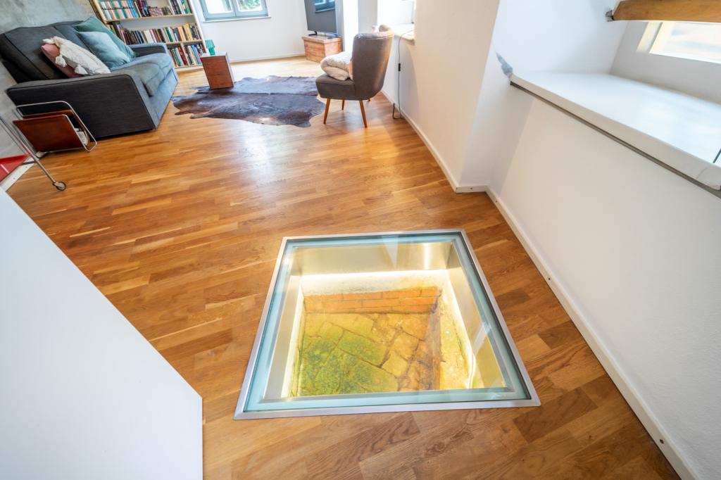 Whg. 1 - Freigelegtes Fundament unter Glas