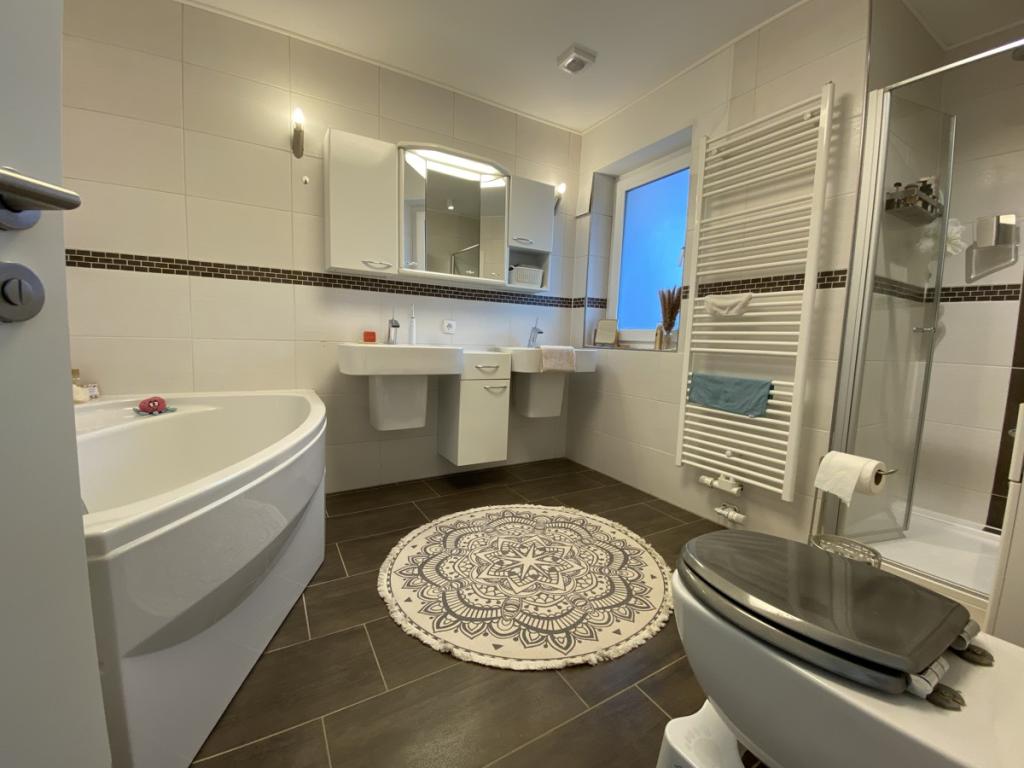 Bad 2 angrenzend am Elternschlafzimmer Erdgeschoss