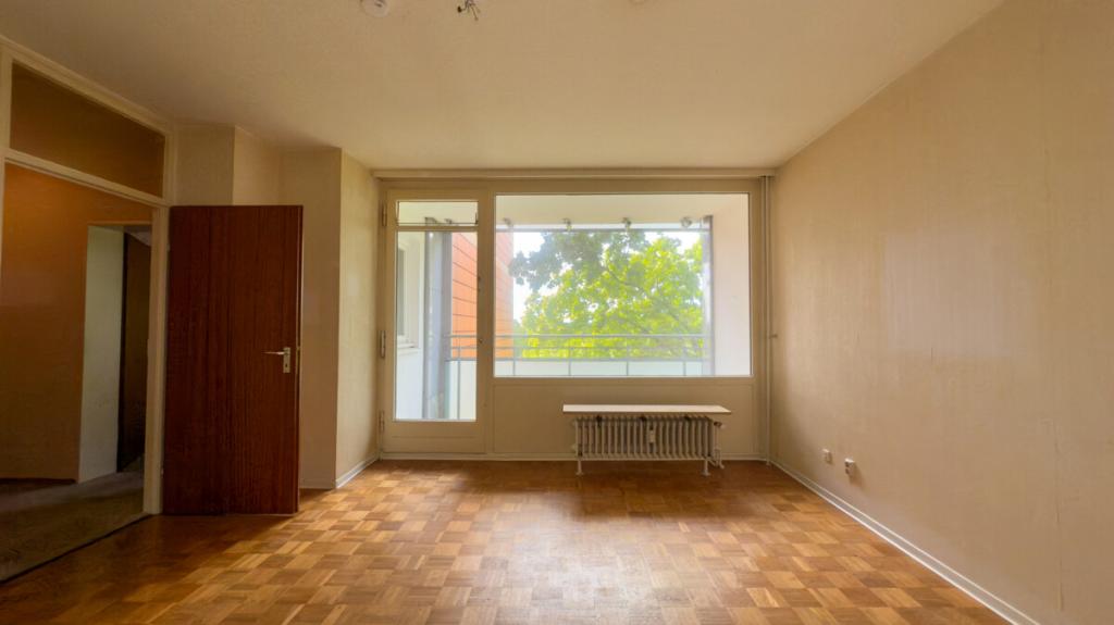 Wohnraum mit Balkonzugang