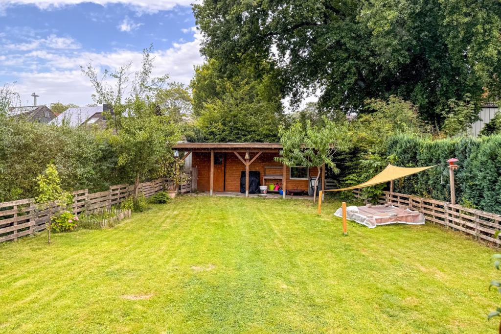 Garten mit Werkstatt