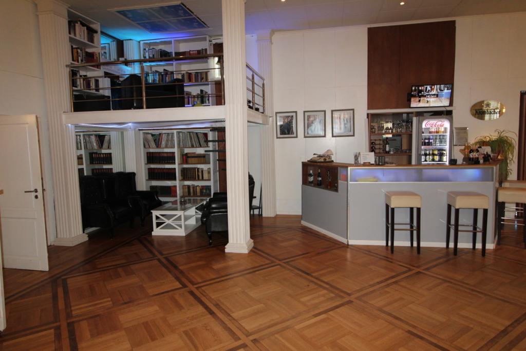 11 - Empore, gemütlicher Sitzbereich und Bar