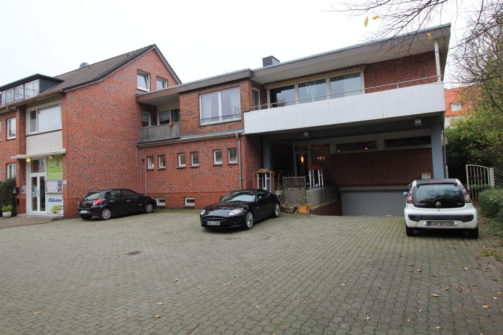 3 - Parkplatz mit Gebäude