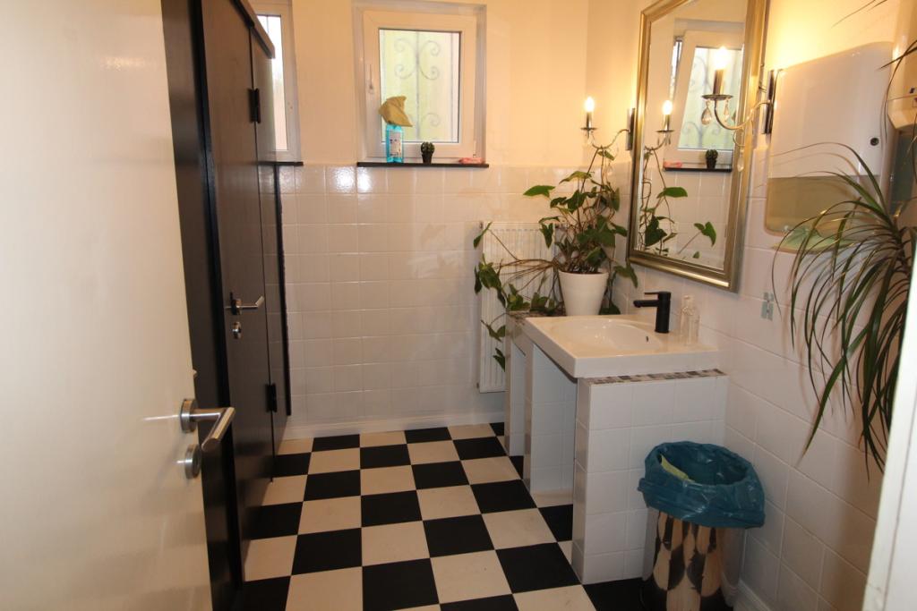 7 - Damen WC