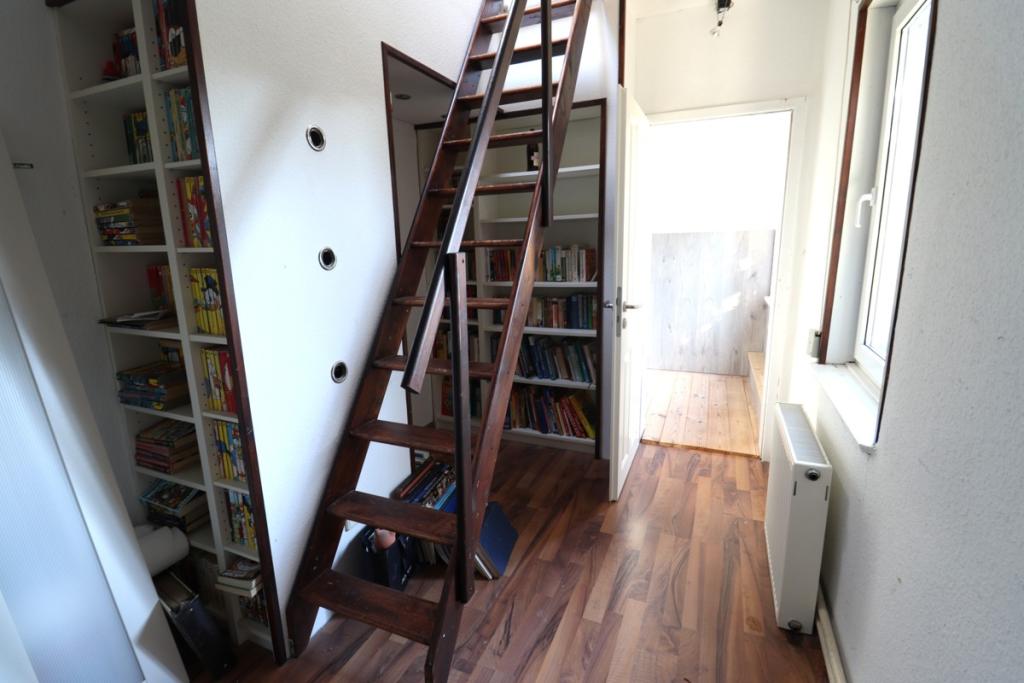 Bibliothek mit Zugang Dachboden OG