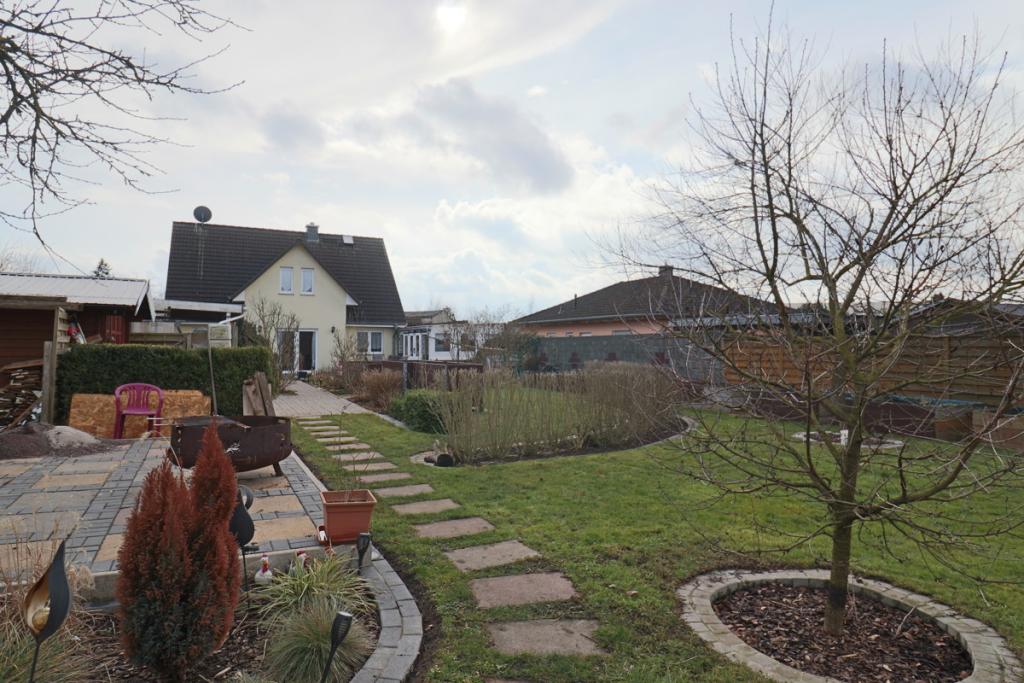 Außenansicht mit Garten