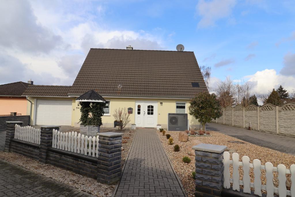 Außenansicht mit Garage