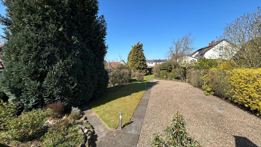 Garten mit Stellplätzen rechts
