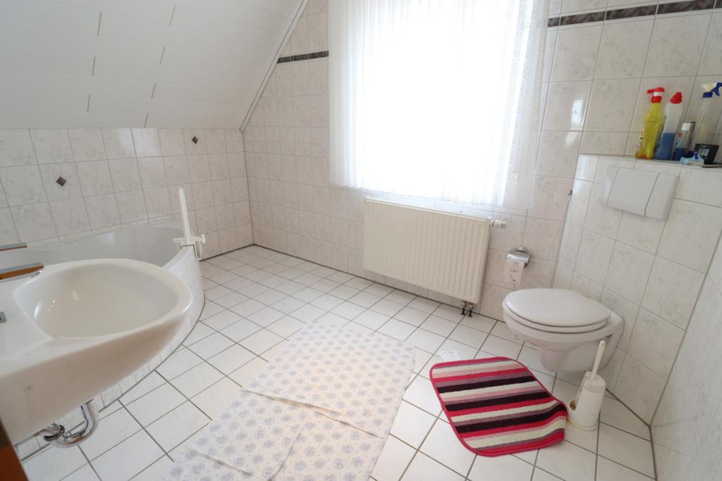 Badezimmer 2 mit Eckwanne OG
