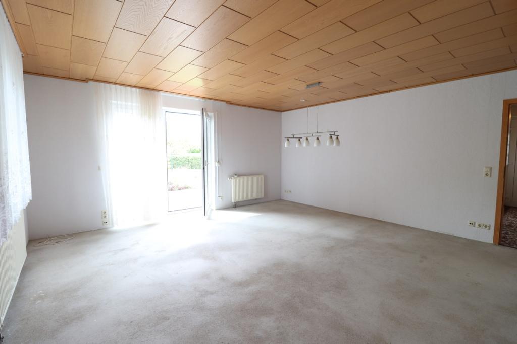 Wohnzimmer mit Ausgang Terrasse 2