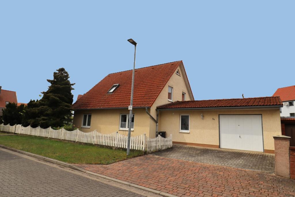 Außenansicht mit Garage