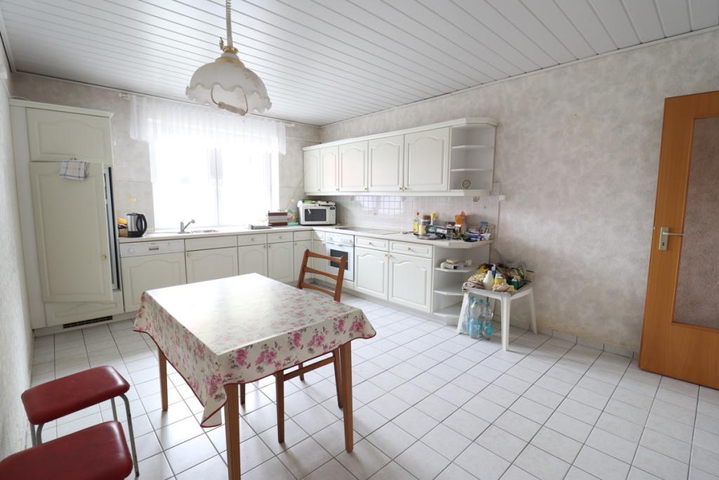 Große Küche mit Essplatz