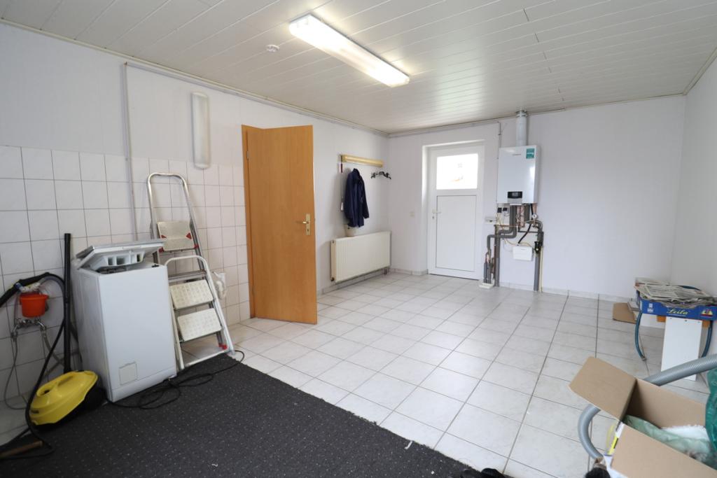 Hauswirtschaftsraum mit Zugang Küche und Garage