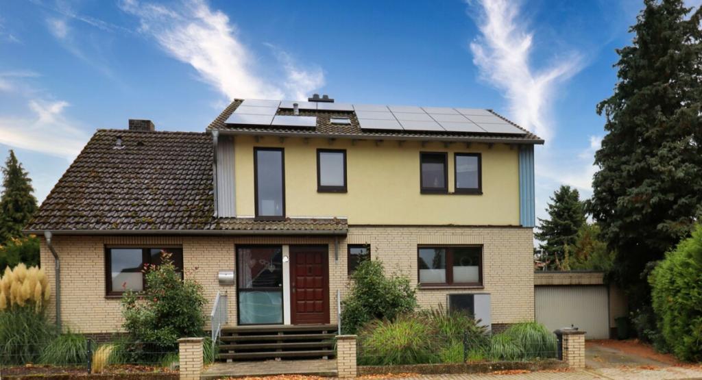 Außenansicht mit Garage 
