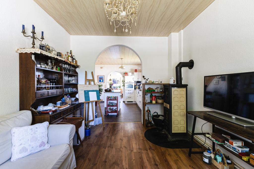 Wohnzimmer mit Blick in die Küche